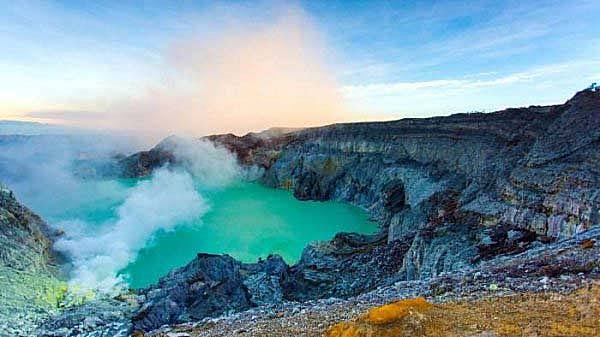 世界上最危险的硫酸湖：卡瓦伊真火山湖