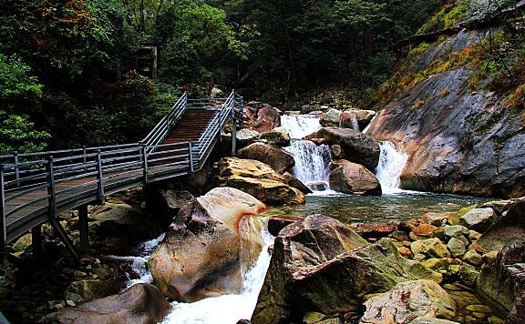 大鄣山卧龙谷，小众清凉地